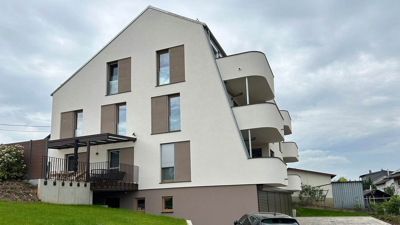 Foto der Seitenansicht eines modernen Mehrfamilienhauses von außen.