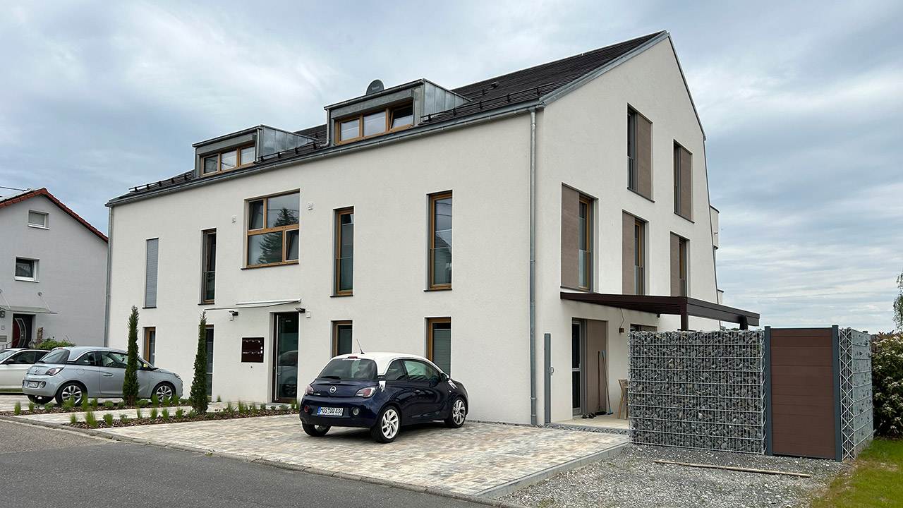 Foto des Eingangs eines modernen Mehrfamilienhauses von außen, rechts.