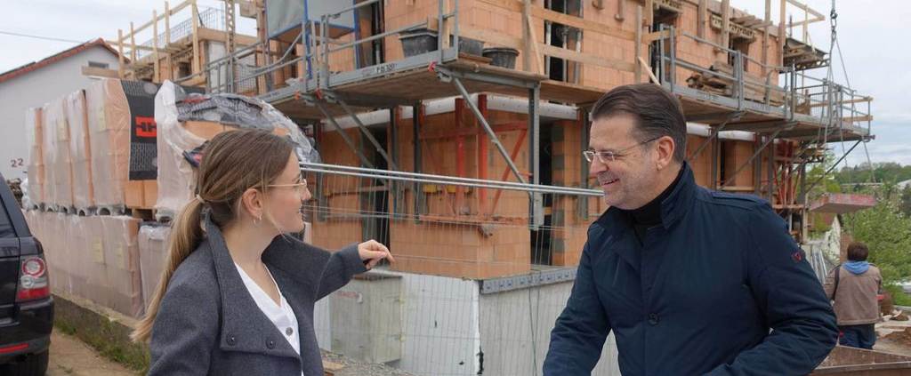 Benjamin Niestroj und Tochter Amelie Niestroj vor einer Baustelle eines Neubaus in Osterburken.