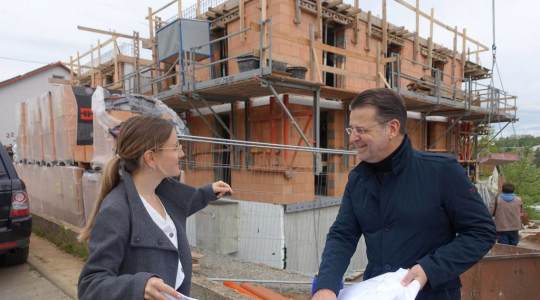 Benjamin Niestroj und Tochter Amelie Niestroj vor einer Baustelle eines Neubaus in Osterburken.
