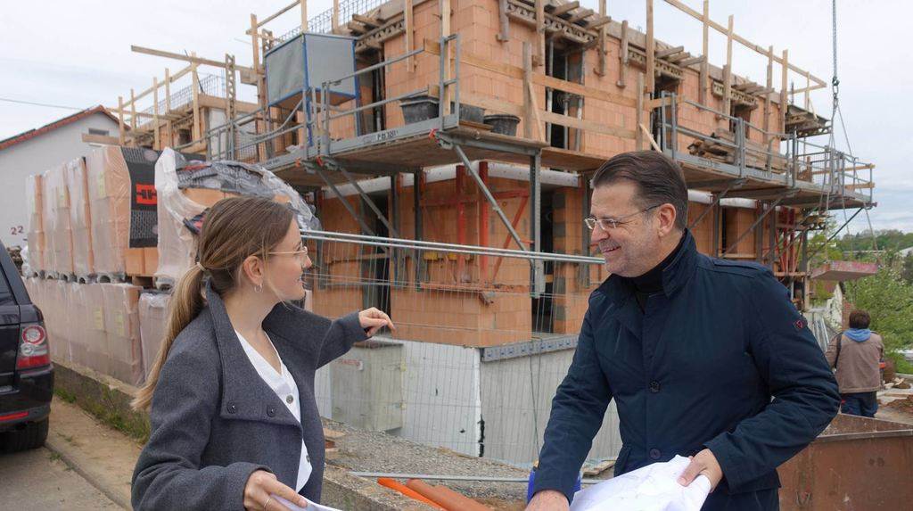 Benjamin Niestroj und Tochter Amelie Niestroj vor einer Baustelle eines Neubaus in Osterburken.